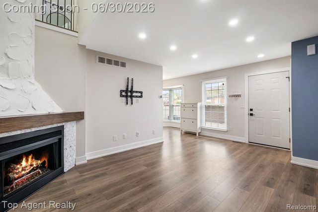 38887 Country Circle, Farmington Hills, MI 48331