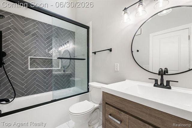 38887 Country Circle, Farmington Hills, MI 48331