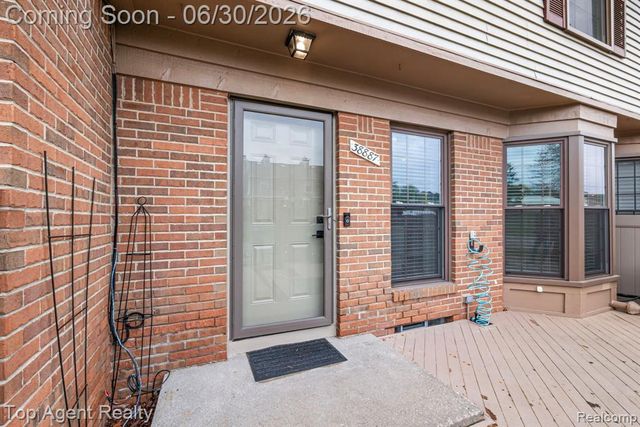 38887 Country Circle, Farmington Hills, MI 48331
