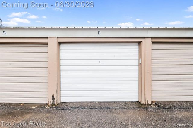 38887 Country Circle, Farmington Hills, MI 48331
