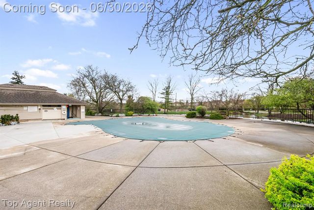 38887 Country Circle, Farmington Hills, MI 48331