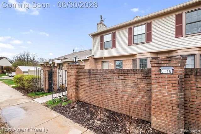38887 Country Circle, Farmington Hills, MI 48331