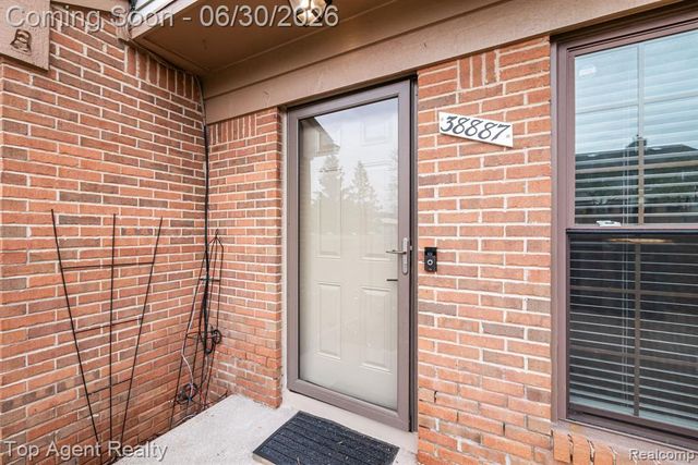 38887 Country Circle, Farmington Hills, MI 48331