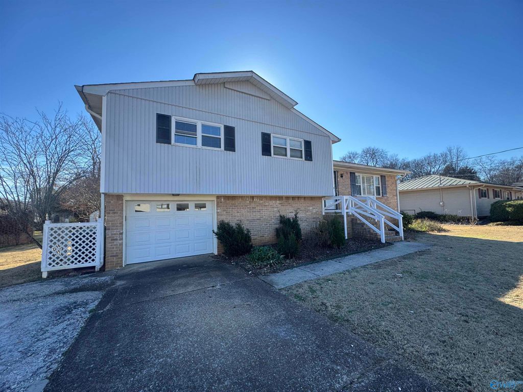 9904 Willow Cove Road, Huntsville, AL 35802