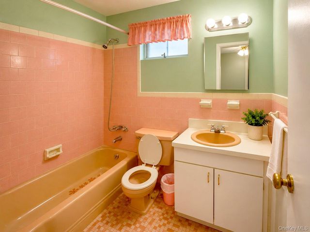 2526 Dogwood Avenue, East Meadow, NY 11554