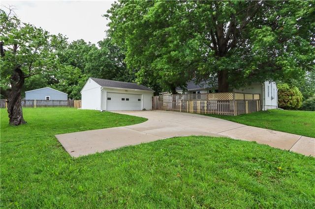 8660 Robinson Street, Overland Park, KS 66212