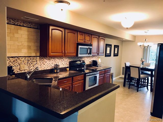 1089 Foxboro, Troy, MI 48083