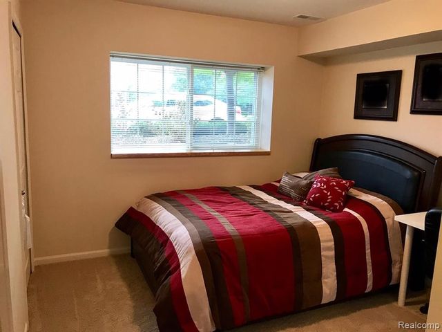 1089 Foxboro, Troy, MI 48083