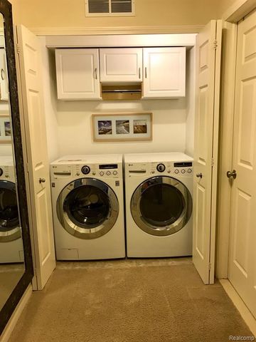 1089 Foxboro, Troy, MI 48083