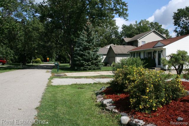 3268 Troy Drive, Troy, MI 48083