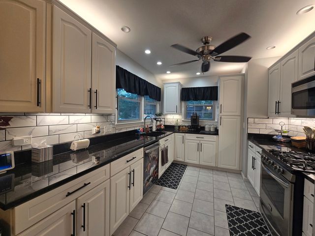 1905 N Hilltop Avenue, Zion, IL 60099