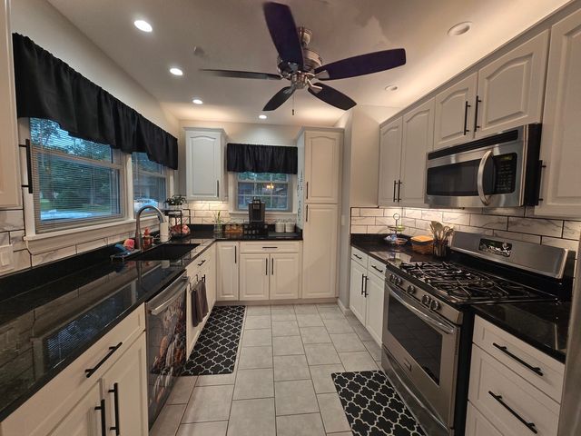 1905 N Hilltop Avenue, Zion, IL 60099