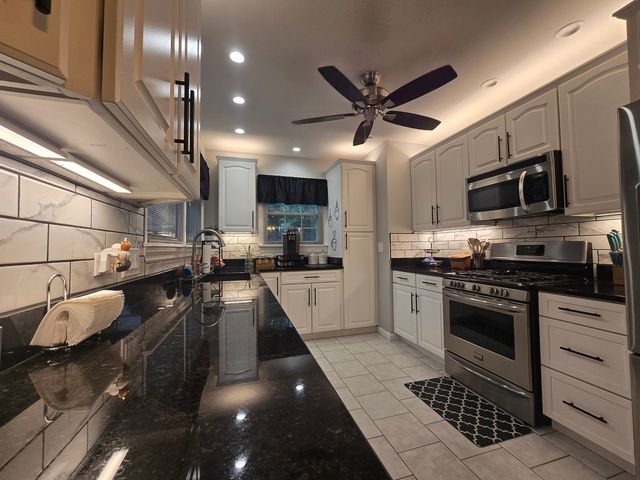 1905 N Hilltop Avenue, Zion, IL 60099