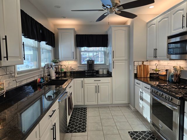 1905 N Hilltop Avenue, Zion, IL 60099