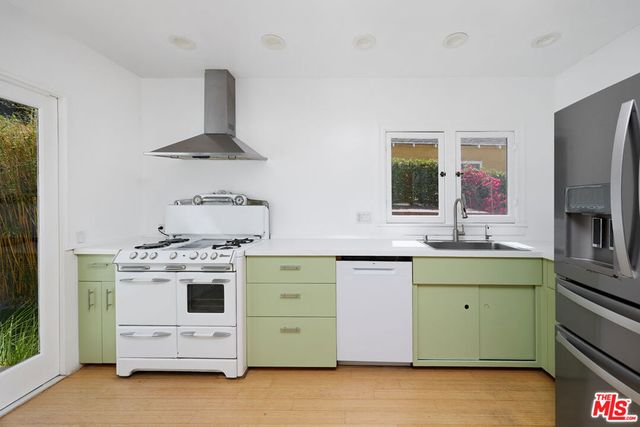 714 Kensington Road, Santa Monica, CA 90405