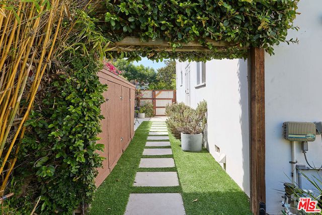 714 Kensington Road, Santa Monica, CA 90405