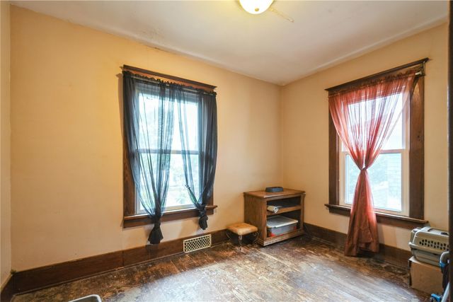 1810 Park Ave SE, Cedar Rapids, IA 52403