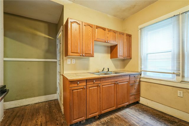 1810 Park Ave SE, Cedar Rapids, IA 52403