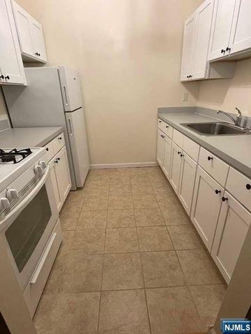 636 Godwin Avenue 25A, Midland Park, NJ 07432