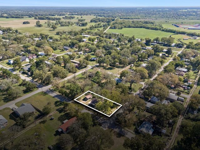401 Rivers ST, Smithville, TX 78957