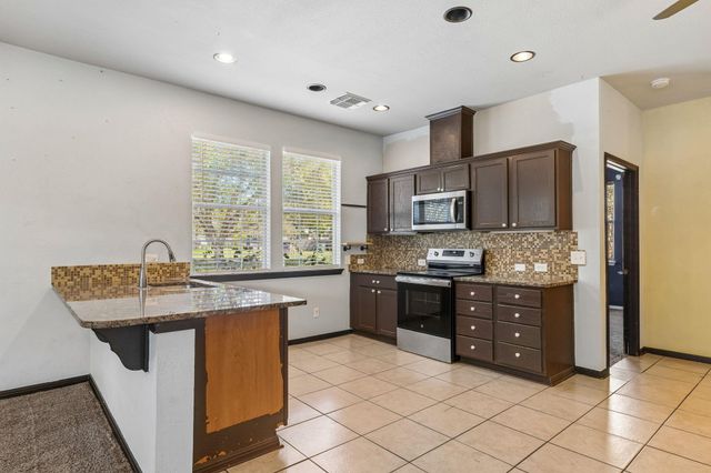 401 Rivers ST, Smithville, TX 78957