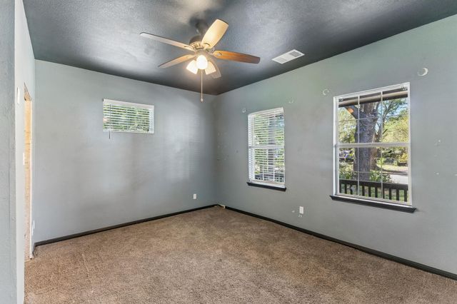 401 Rivers ST, Smithville, TX 78957