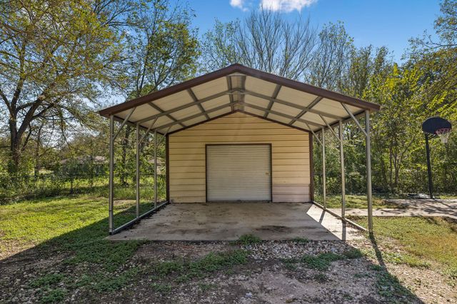 401 Rivers ST, Smithville, TX 78957