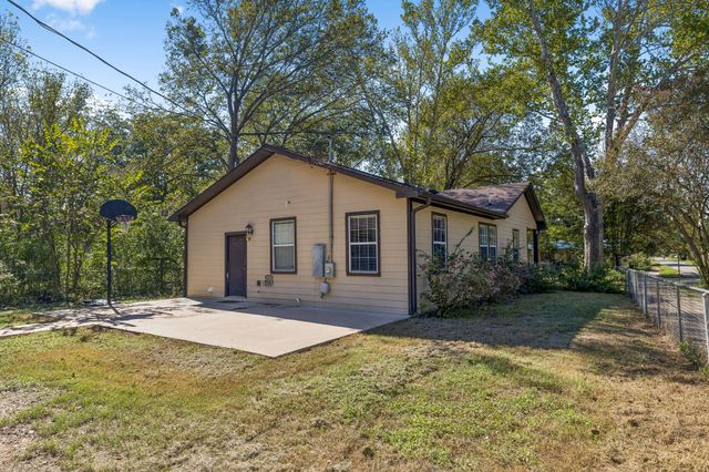 401 Rivers ST, Smithville, TX 78957