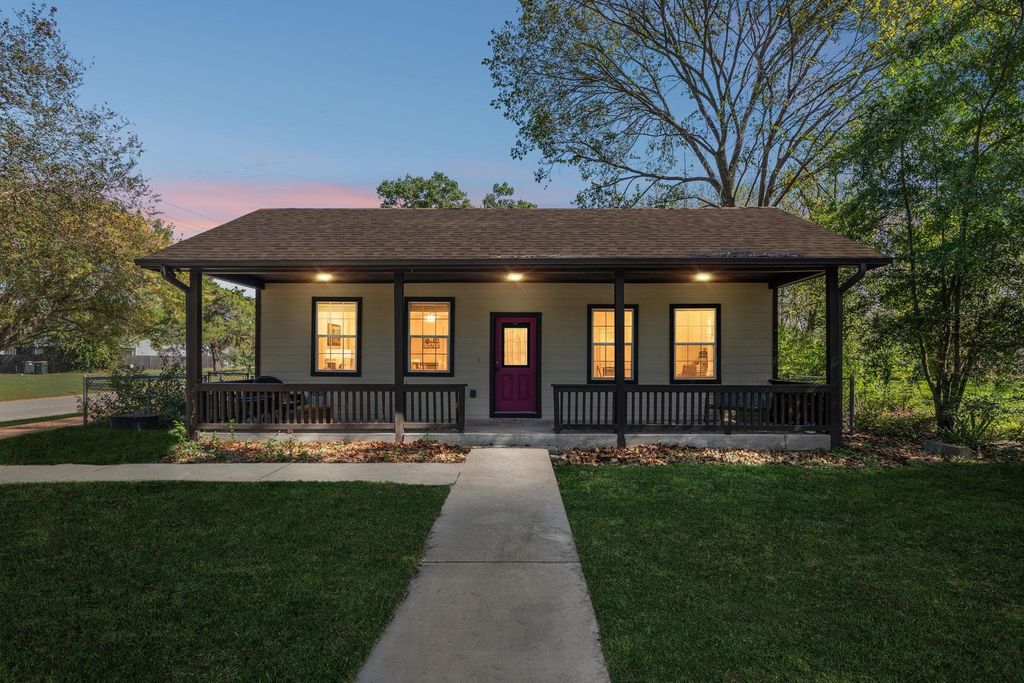 401 Rivers ST, Smithville, TX 78957