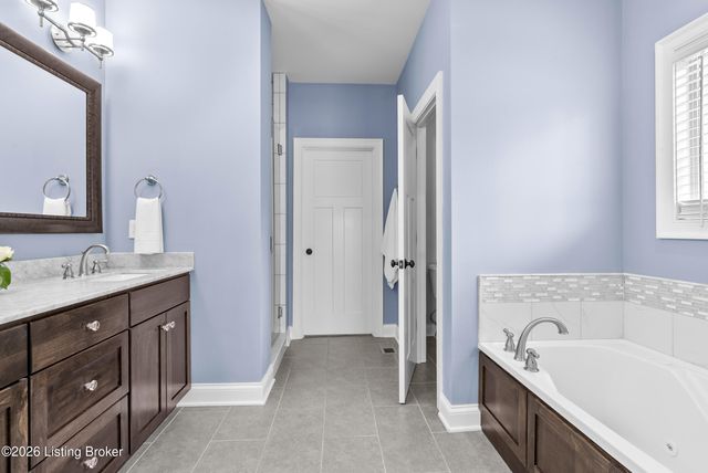 16818 Shakes Creek Dr, Fisherville, KY 40023