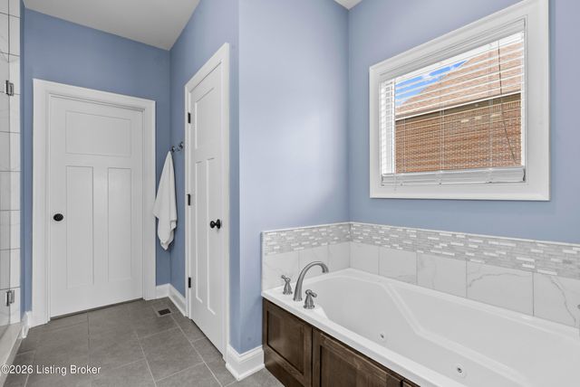 16818 Shakes Creek Dr, Fisherville, KY 40023