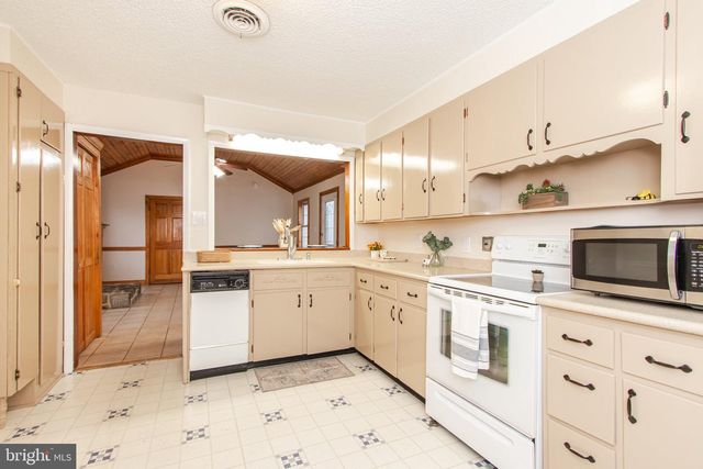 1183 SHEPHERDSTOWN RD, Martinsburg, WV 25404