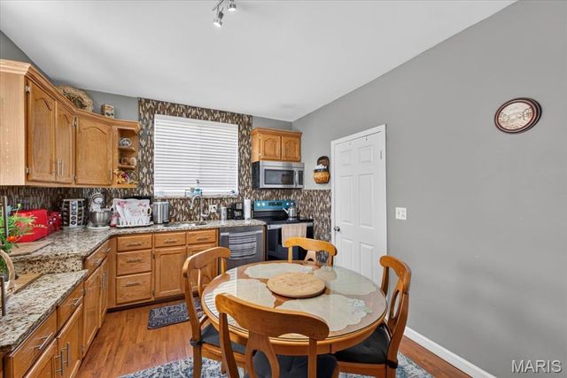 945 Regina Avenue, St Louis, MO 63125