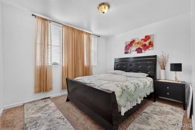 945 Regina Avenue, St Louis, MO 63125