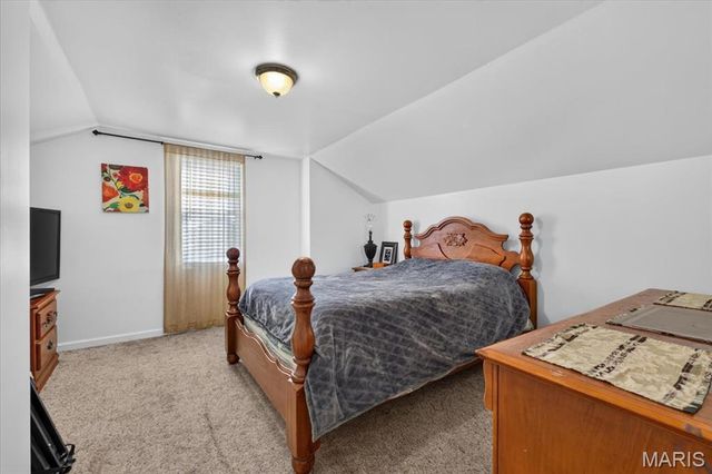 945 Regina Avenue, St Louis, MO 63125