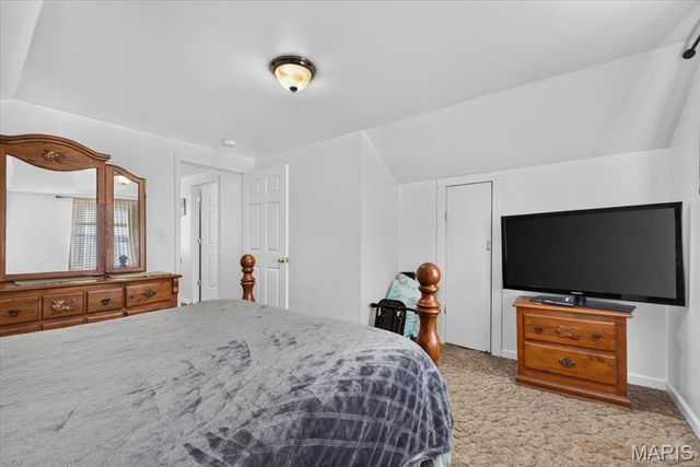 945 Regina Avenue, St Louis, MO 63125