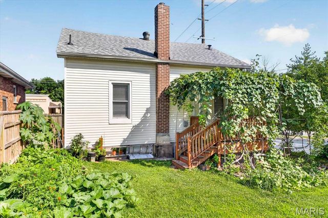 945 Regina Avenue, St Louis, MO 63125