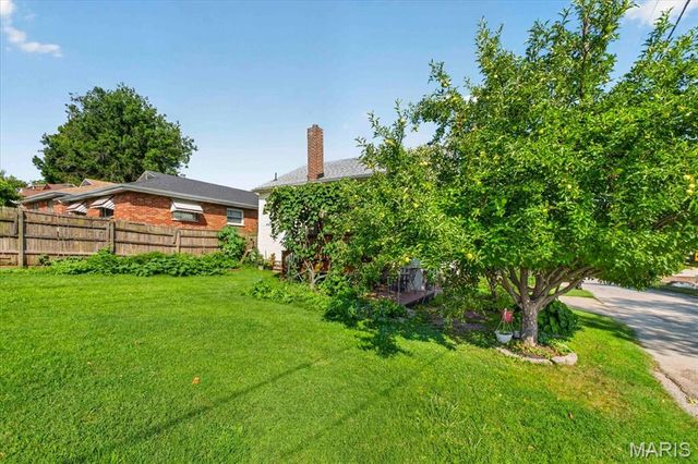 945 Regina Avenue, St Louis, MO 63125