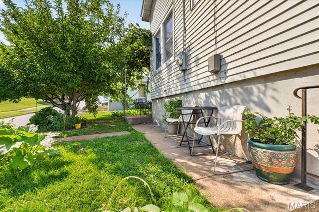 945 Regina Avenue, St Louis, MO 63125