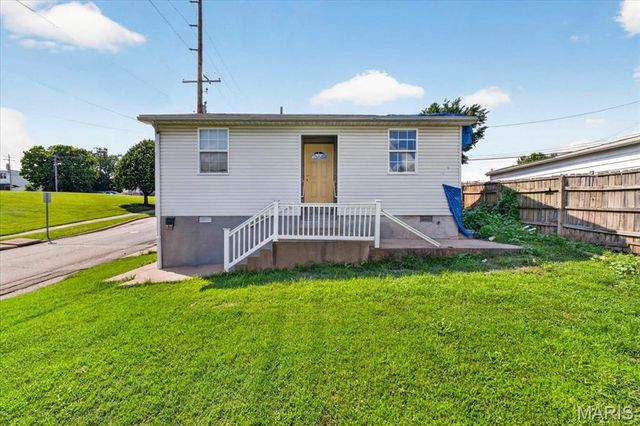 945 Regina Avenue, St Louis, MO 63125