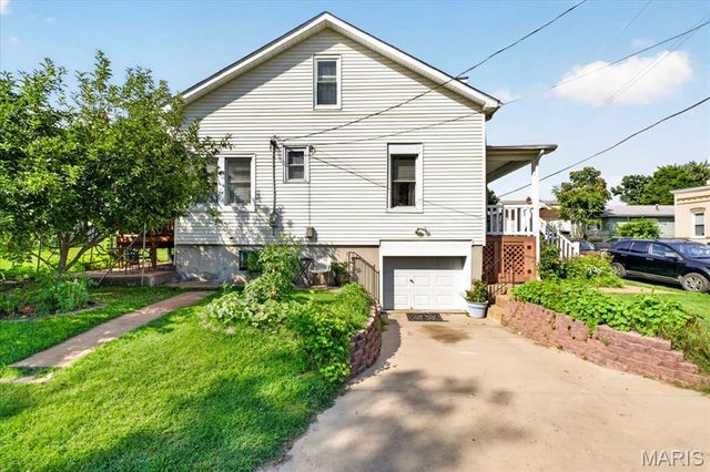 945 Regina Avenue, St Louis, MO 63125