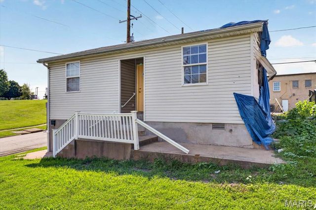 945 Regina Avenue, St Louis, MO 63125