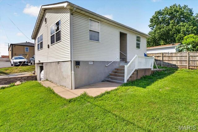 945 Regina Avenue, St Louis, MO 63125