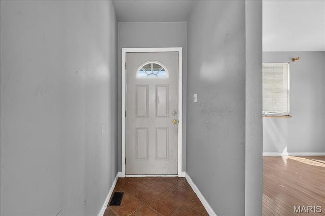 945 Regina Avenue, St Louis, MO 63125