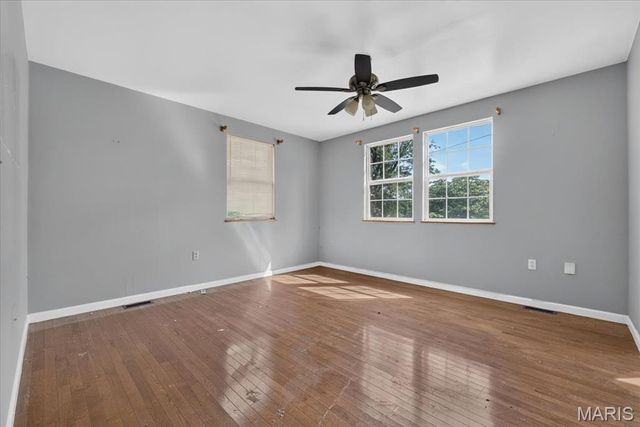 945 Regina Avenue, St Louis, MO 63125