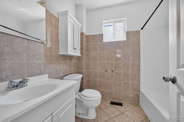 945 Regina Avenue, St Louis, MO 63125