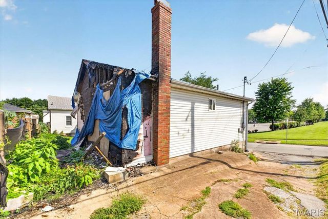 945 Regina Avenue, St Louis, MO 63125