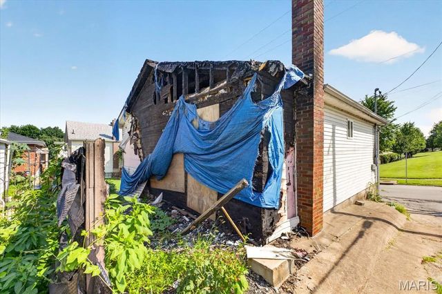 945 Regina Avenue, St Louis, MO 63125