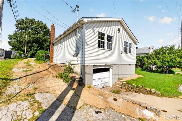 945 Regina Avenue, St Louis, MO 63125