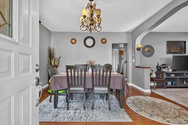945 Regina Avenue, St Louis, MO 63125